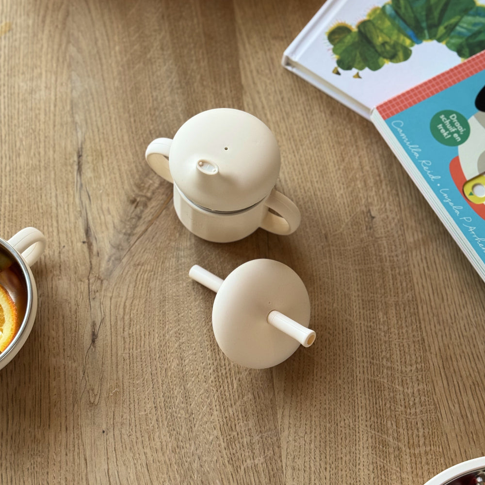 De eerste slokjes water: zo help je je baby veilig en fijn leren drinken