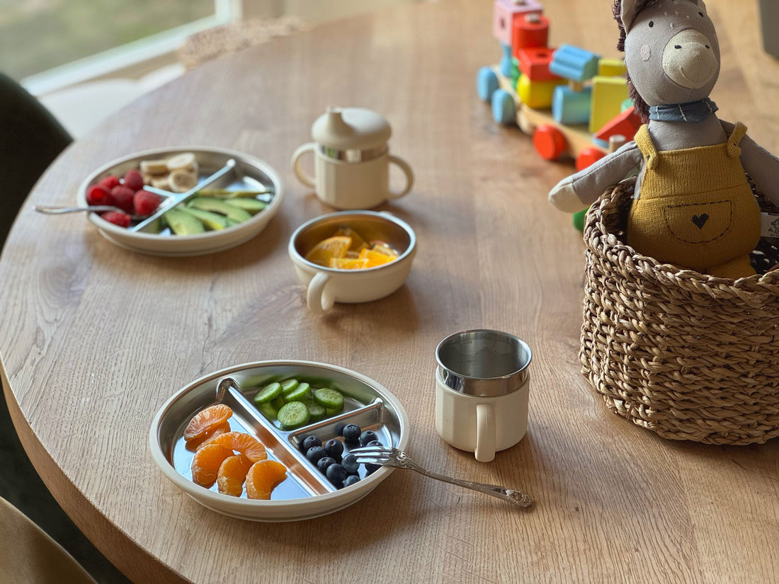 Duurzaam eten aan tafel: de voordelen van RVS kinderborden en drinkbekers