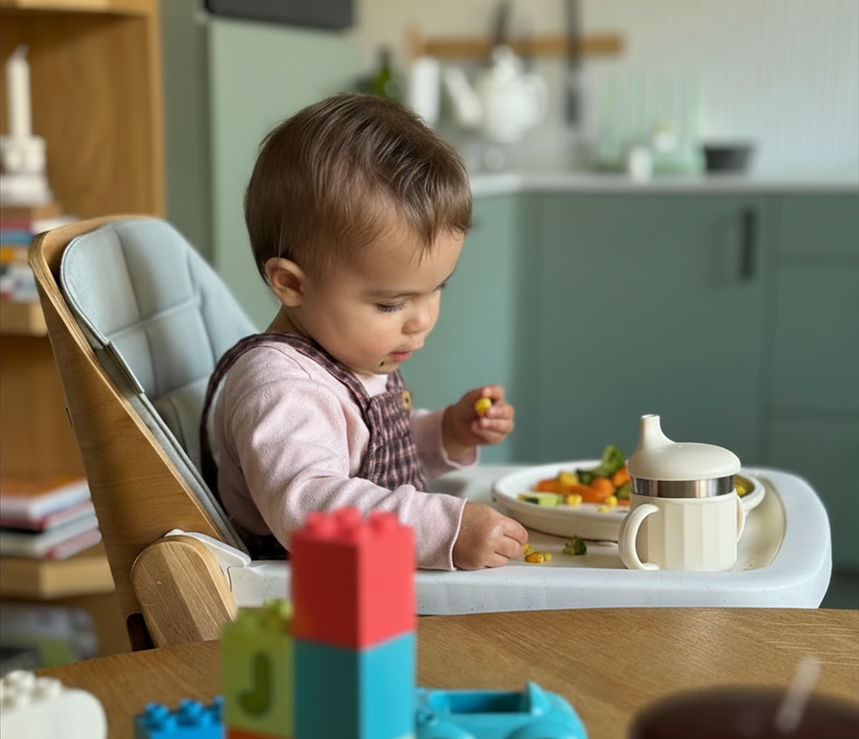 Duurzaam eten aan tafel: de voordelen van RVS kinderborden en drinkbekers
