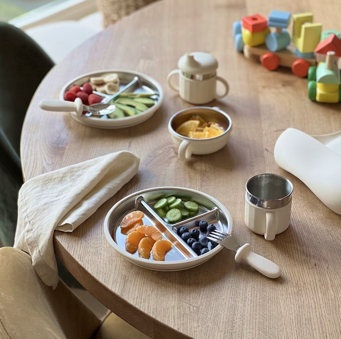 Tiny Roots Compleet Kinderservies Set - Bord, Kom, Beker, Bestek en Slabbetje voor Baby en Peuter